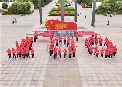 东北妹子带来特产，没有一只鸡能活着走出沈阳，小尼吃的满嘴流油